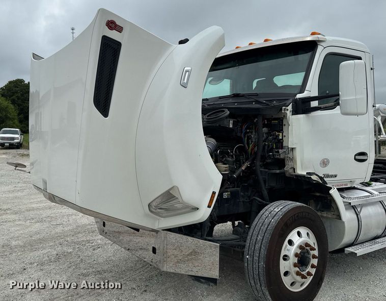 image for item EM2167 2017 Kenworth T880 semi truck