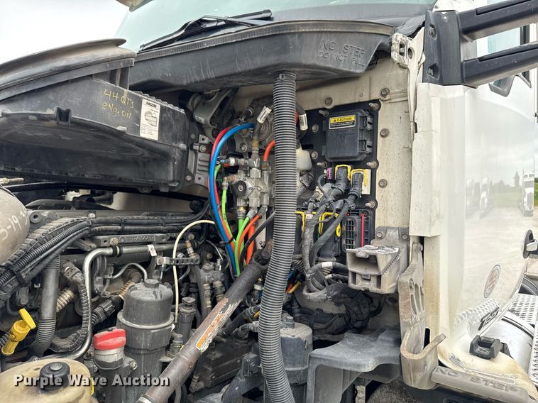 image for item EM2167 2017 Kenworth T880 semi truck