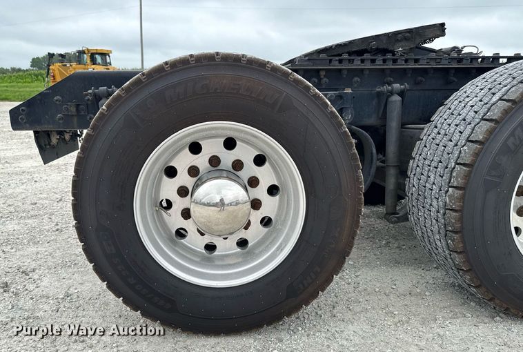 image for item EM2167 2017 Kenworth T880 semi truck