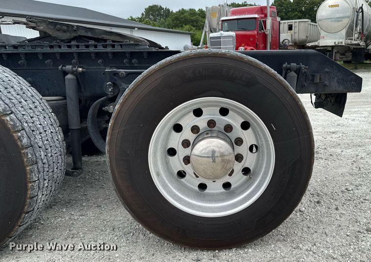 image for item EM2167 2017 Kenworth T880 semi truck