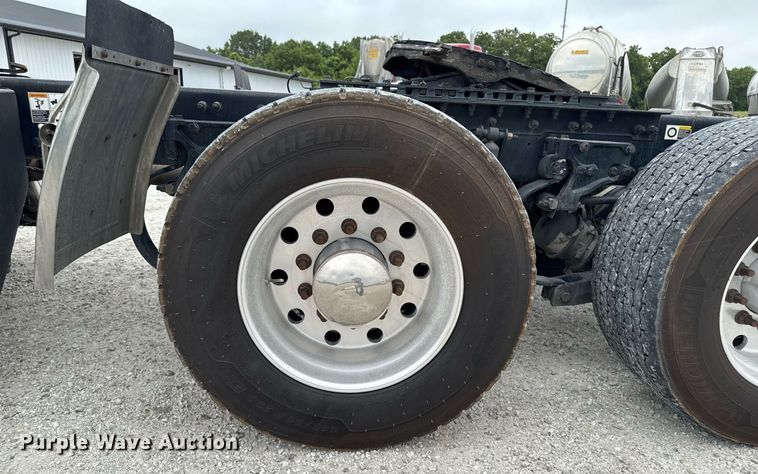 image for item EM2167 2017 Kenworth T880 semi truck