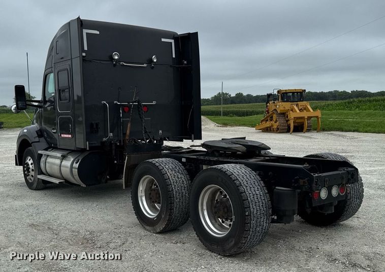 image for item EM2168 2017 Kenworth T880 semi truck