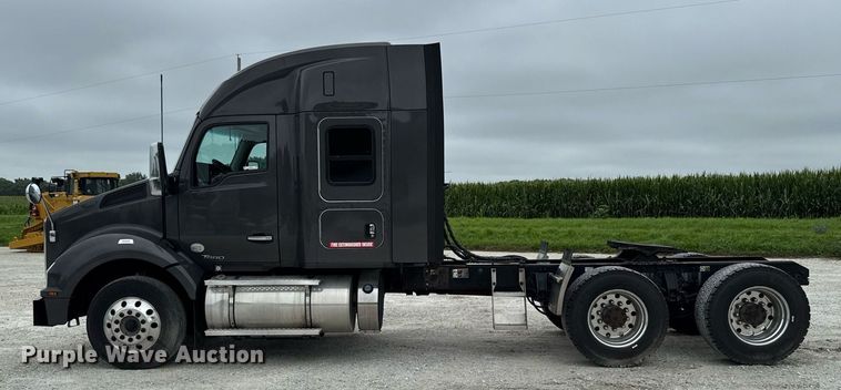 image for item EM2168 2017 Kenworth T880 semi truck
