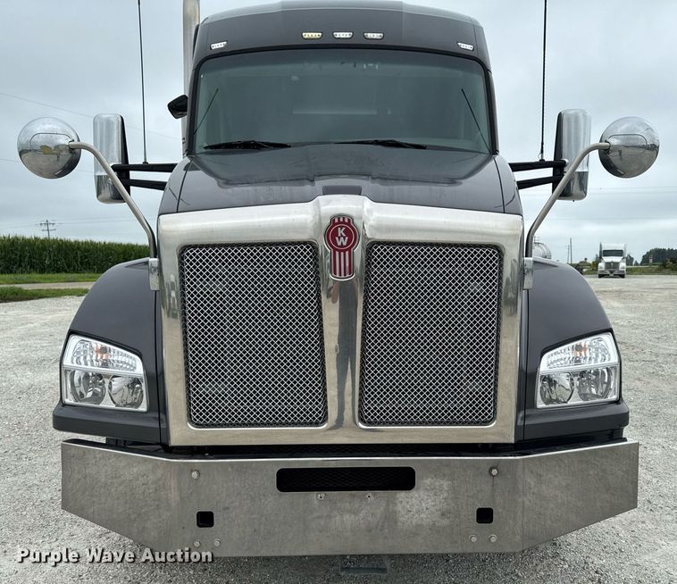 image for item EM2168 2017 Kenworth T880 semi truck
