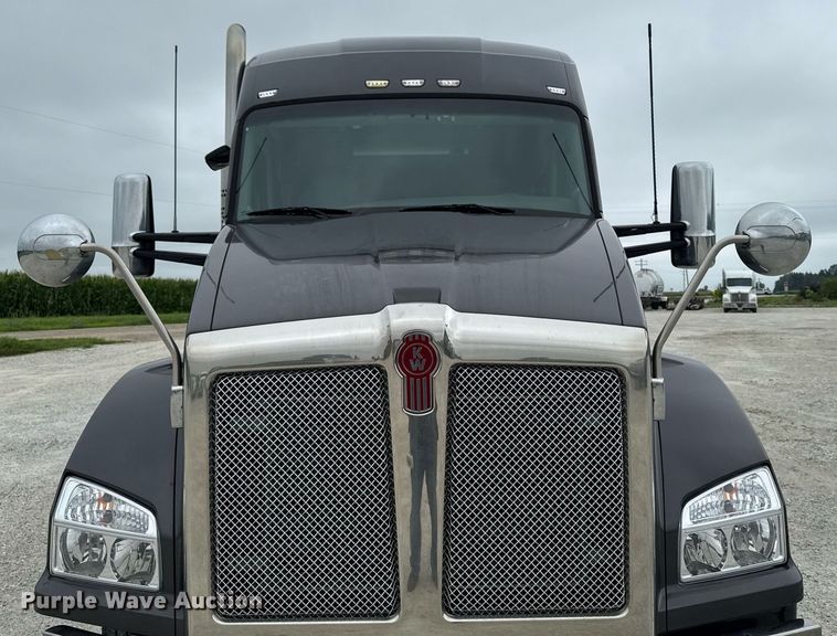 image for item EM2168 2017 Kenworth T880 semi truck