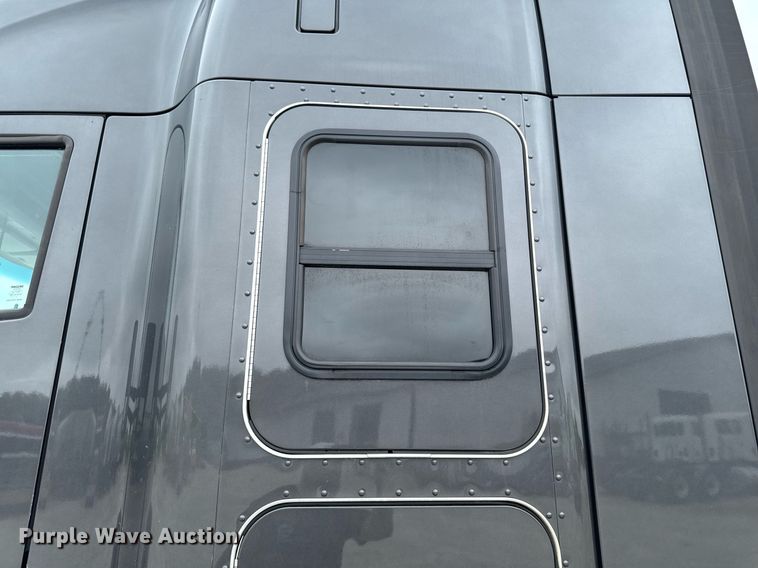 image for item EM2168 2017 Kenworth T880 semi truck