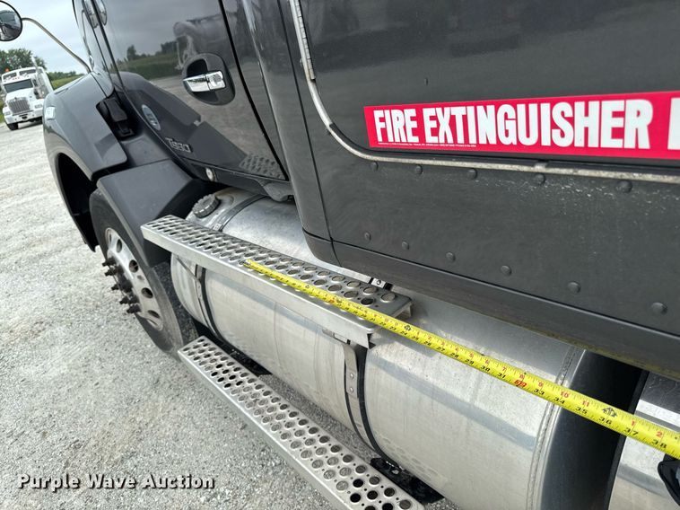 image for item EM2168 2017 Kenworth T880 semi truck