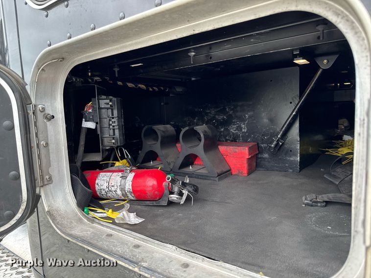 image for item EM2168 2017 Kenworth T880 semi truck