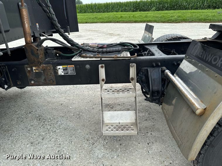 image for item EM2168 2017 Kenworth T880 semi truck