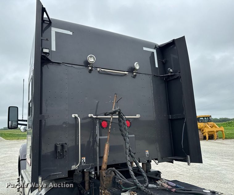 image for item EM2168 2017 Kenworth T880 semi truck