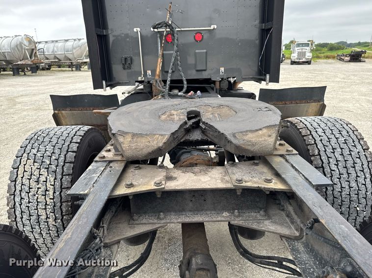 image for item EM2168 2017 Kenworth T880 semi truck