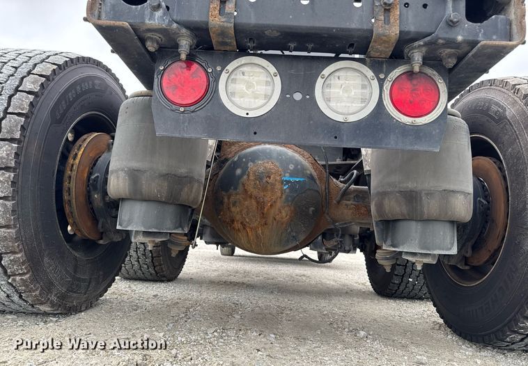 image for item EM2168 2017 Kenworth T880 semi truck