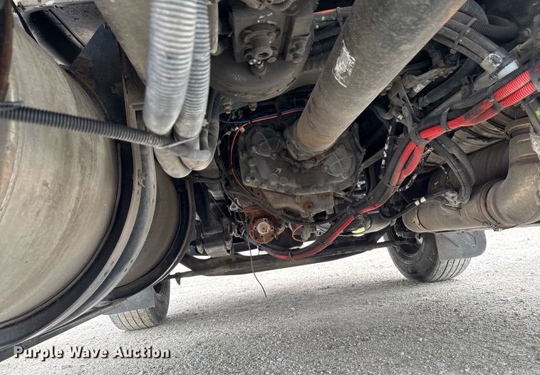 image for item EM2168 2017 Kenworth T880 semi truck