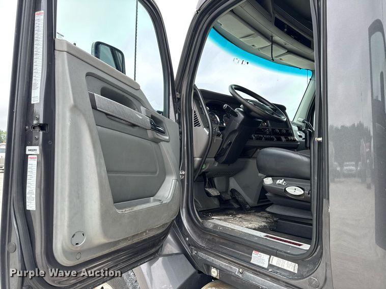 image for item EM2168 2017 Kenworth T880 semi truck
