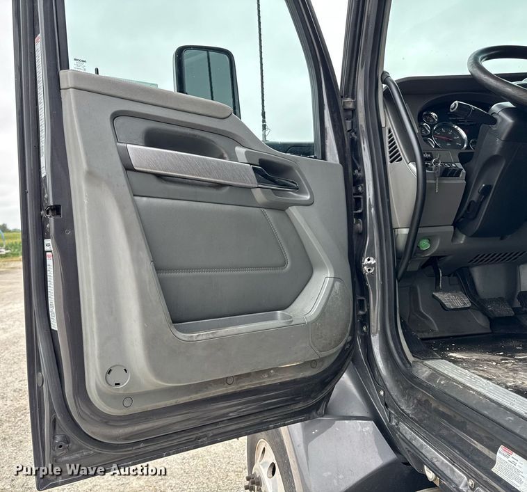 image for item EM2168 2017 Kenworth T880 semi truck