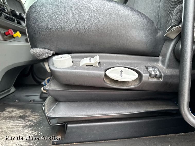 image for item EM2168 2017 Kenworth T880 semi truck