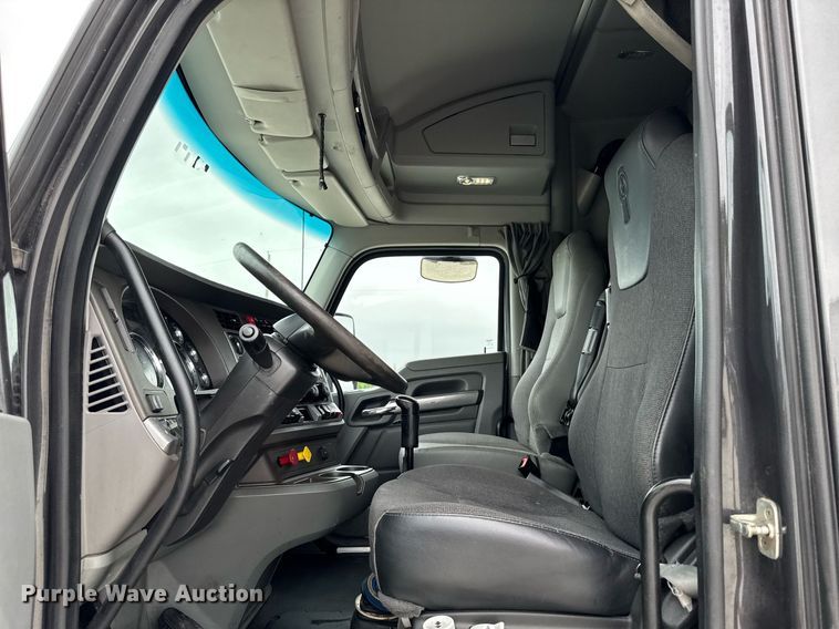 image for item EM2168 2017 Kenworth T880 semi truck