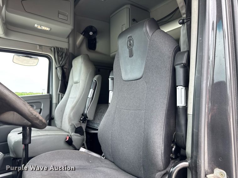 image for item EM2168 2017 Kenworth T880 semi truck