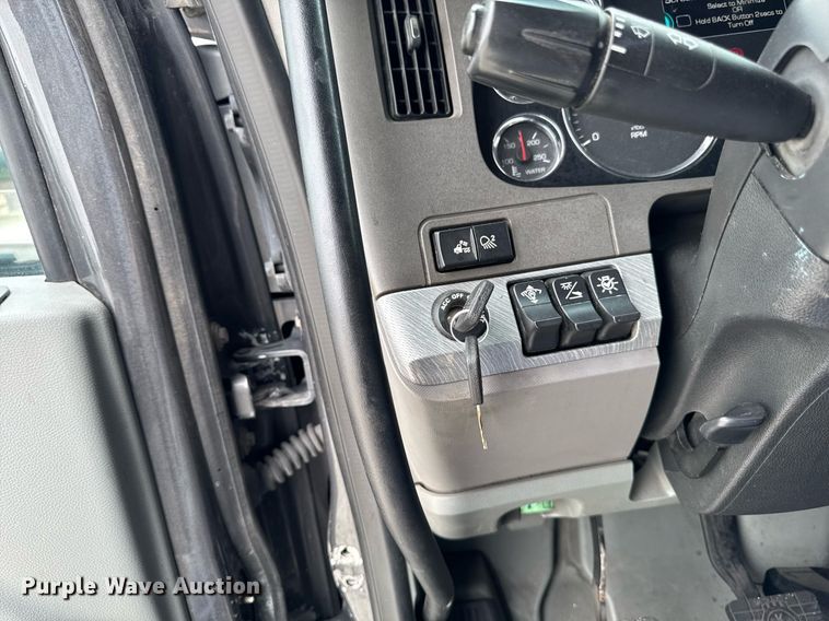 image for item EM2168 2017 Kenworth T880 semi truck