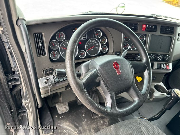 image for item EM2168 2017 Kenworth T880 semi truck