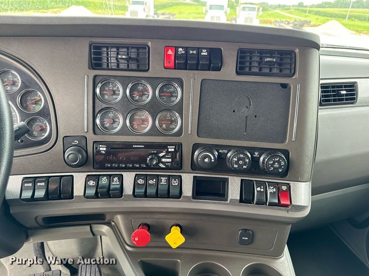 image for item EM2168 2017 Kenworth T880 semi truck