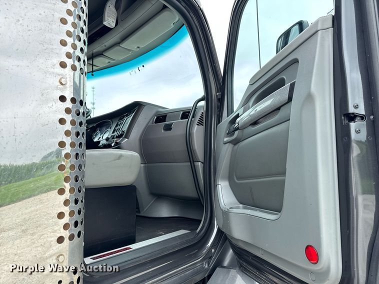 image for item EM2168 2017 Kenworth T880 semi truck