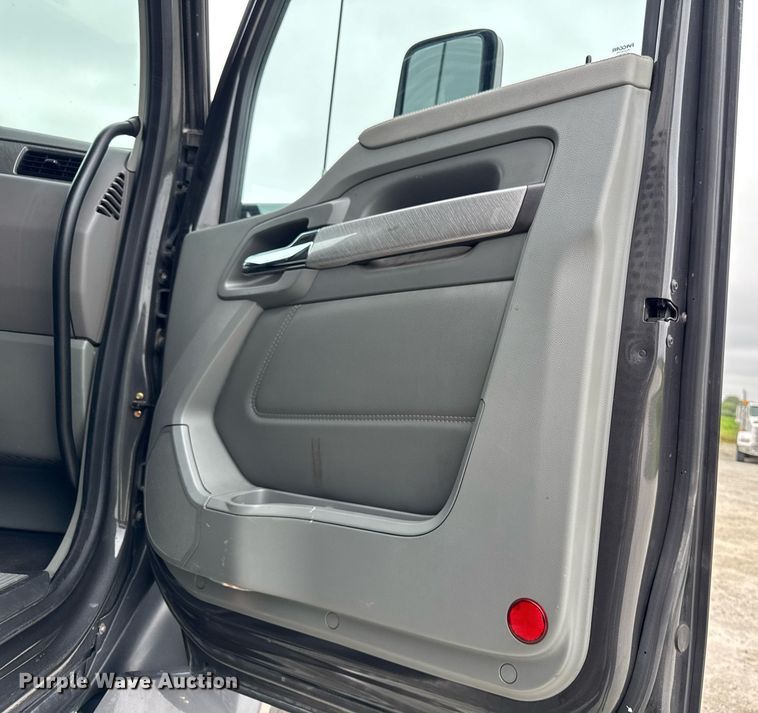 image for item EM2168 2017 Kenworth T880 semi truck