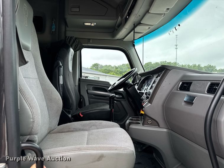 image for item EM2168 2017 Kenworth T880 semi truck
