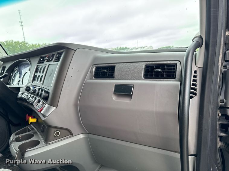 image for item EM2168 2017 Kenworth T880 semi truck