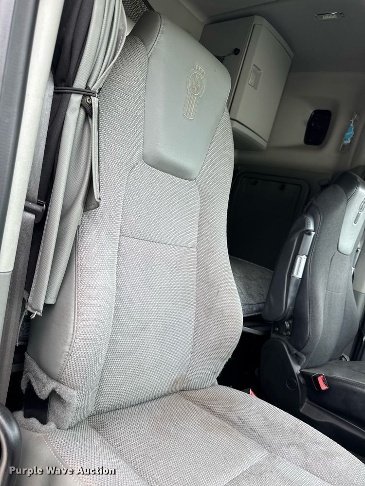 image for item EM2168 2017 Kenworth T880 semi truck