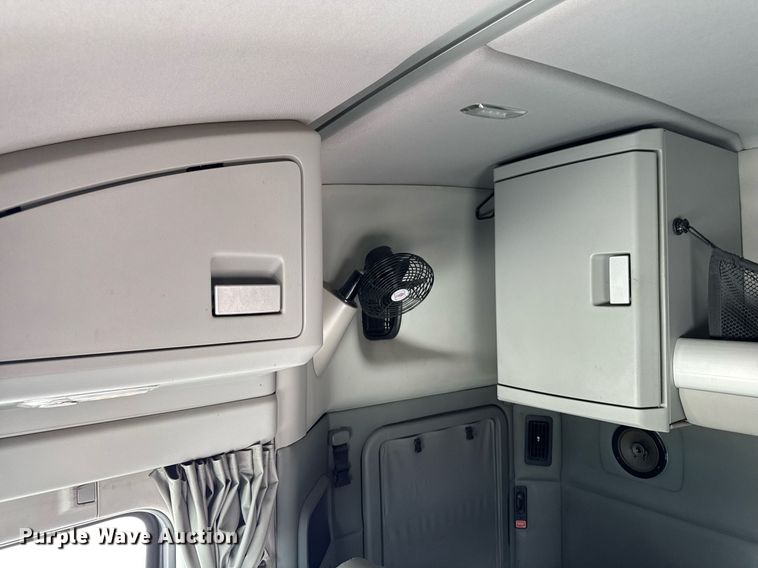 image for item EM2168 2017 Kenworth T880 semi truck