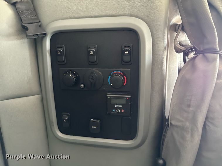 image for item EM2168 2017 Kenworth T880 semi truck