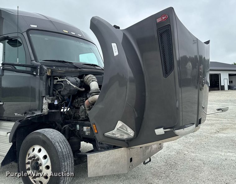 image for item EM2168 2017 Kenworth T880 semi truck