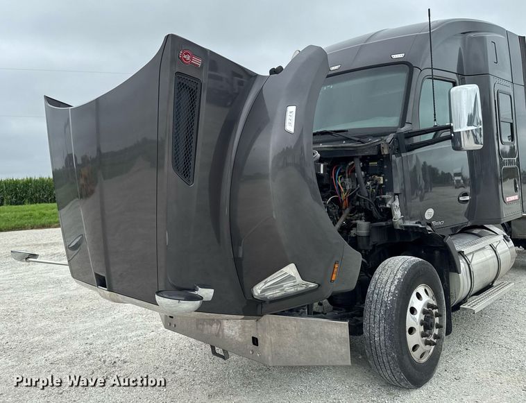 image for item EM2168 2017 Kenworth T880 semi truck