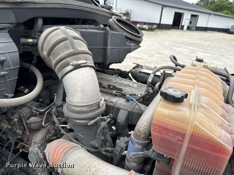 image for item EM2168 2017 Kenworth T880 semi truck