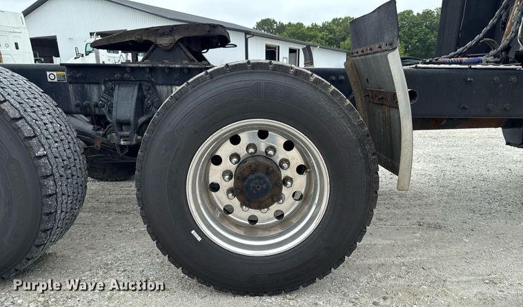 image for item EM2168 2017 Kenworth T880 semi truck