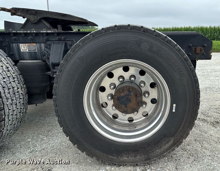 image for item EM2168 2017 Kenworth T880 semi truck