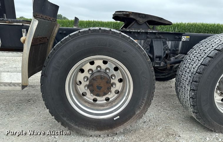 image for item EM2168 2017 Kenworth T880 semi truck