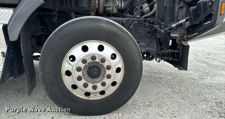 image for item EM2168 2017 Kenworth T880 semi truck