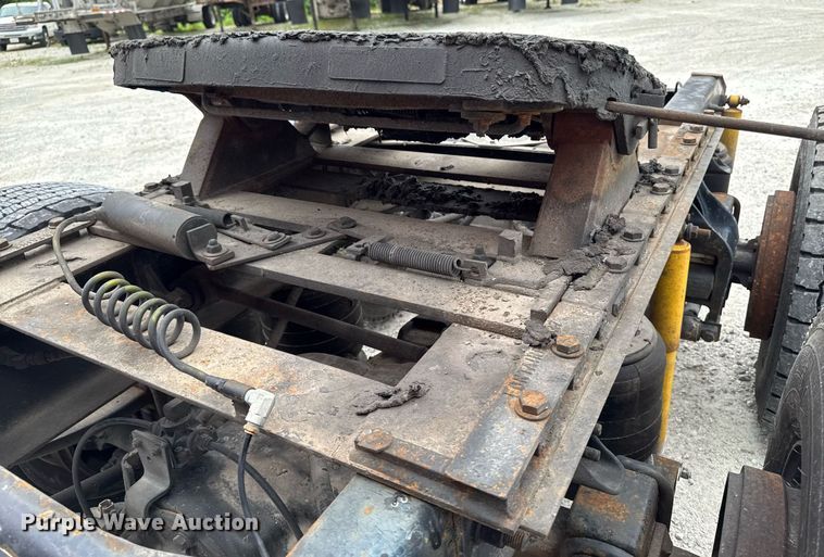 image for item EM2169 1999 International 9300 semi truck