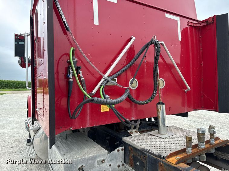 image for item EM2169 1999 International 9300 semi truck