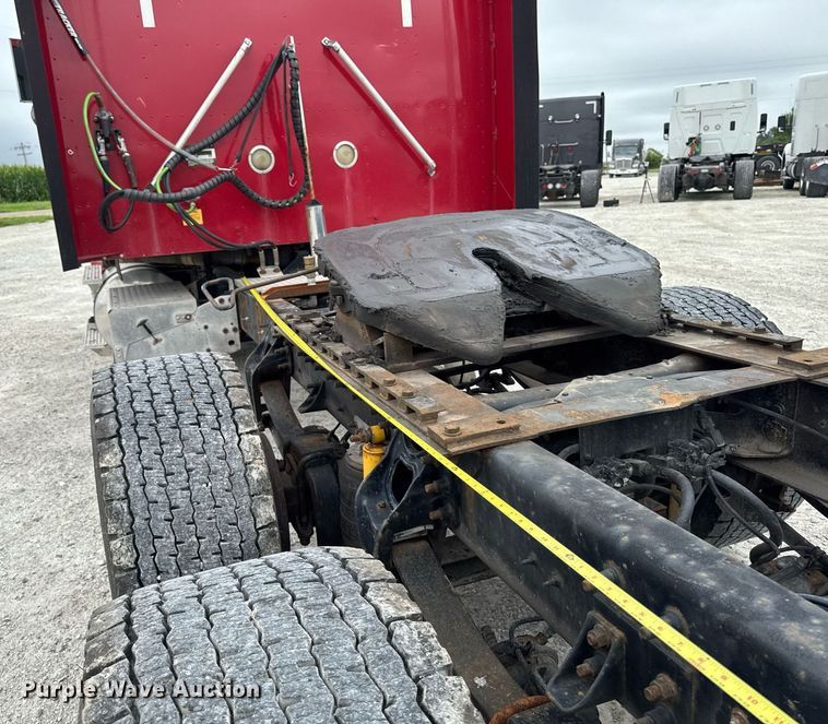 image for item EM2169 1999 International 9300 semi truck