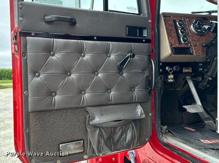 image for item EM2169 1999 International 9300 semi truck