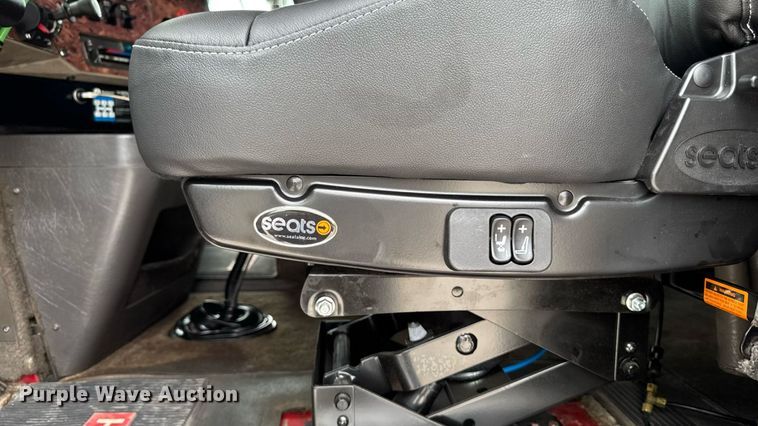 image for item EM2169 1999 International 9300 semi truck