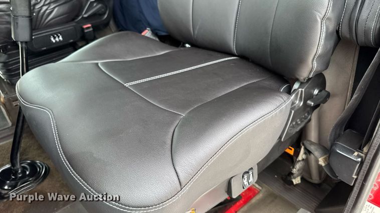 image for item EM2169 1999 International 9300 semi truck