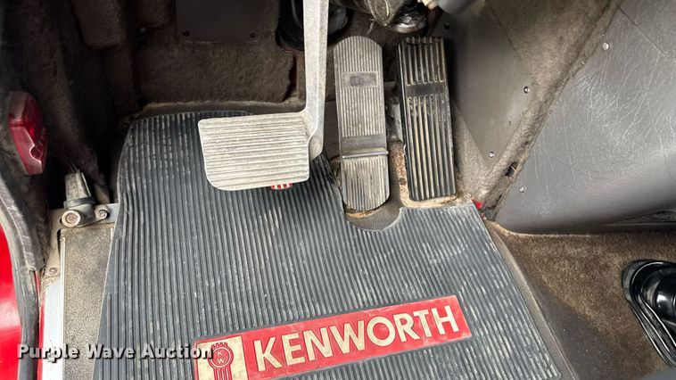 image for item EM2169 1999 International 9300 semi truck