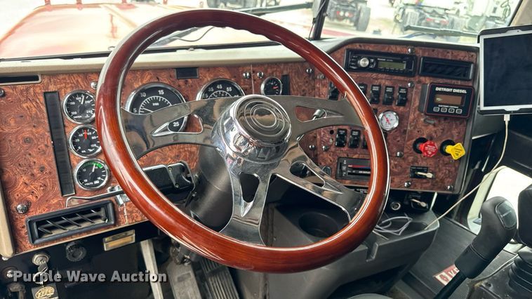 image for item EM2169 1999 International 9300 semi truck