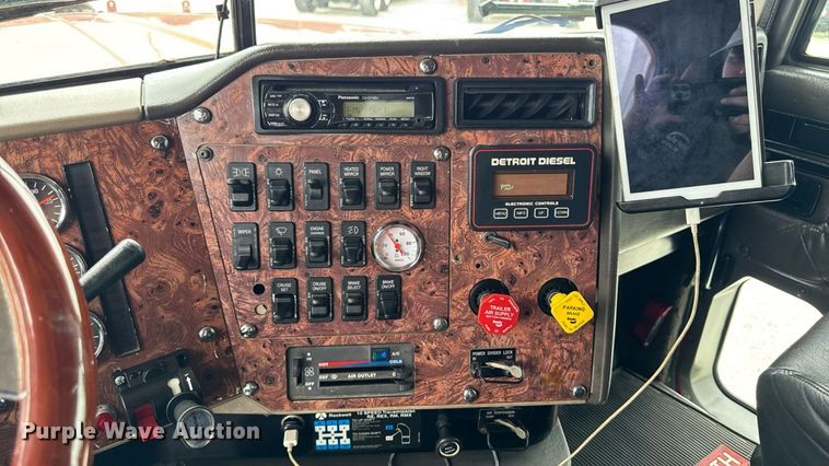 image for item EM2169 1999 International 9300 semi truck