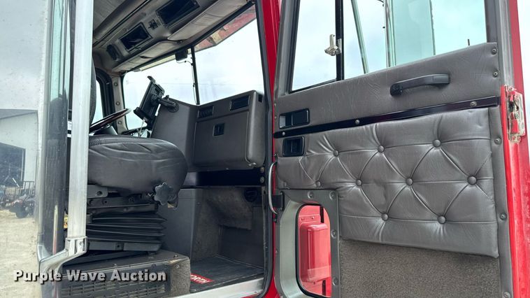 image for item EM2169 1999 International 9300 semi truck