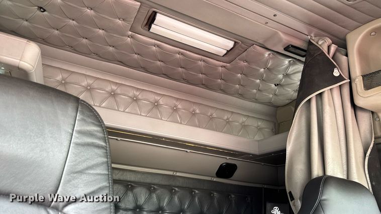 image for item EM2169 1999 International 9300 semi truck